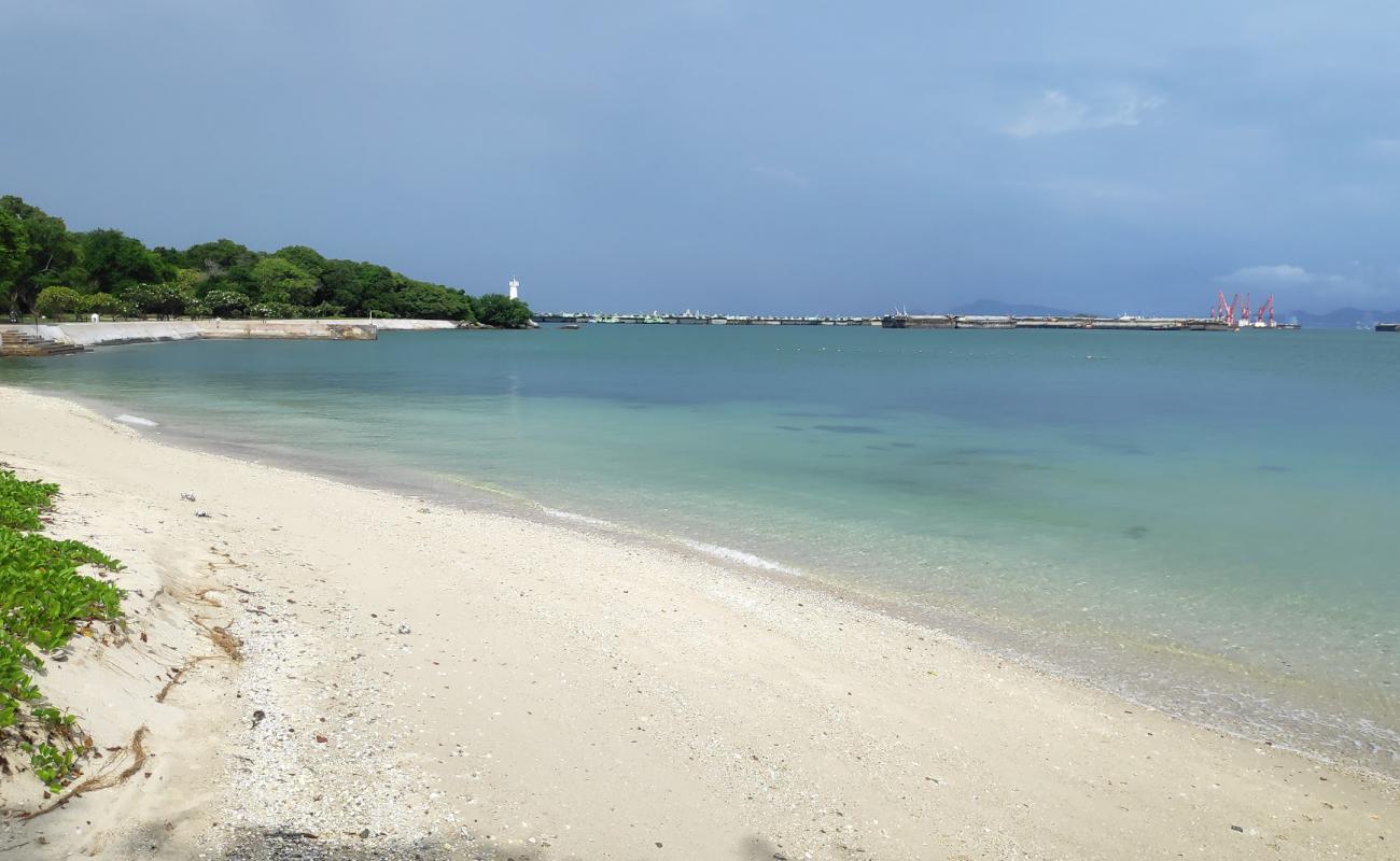 Foto de Tha Wang Beach con arena brillante y rocas superficie