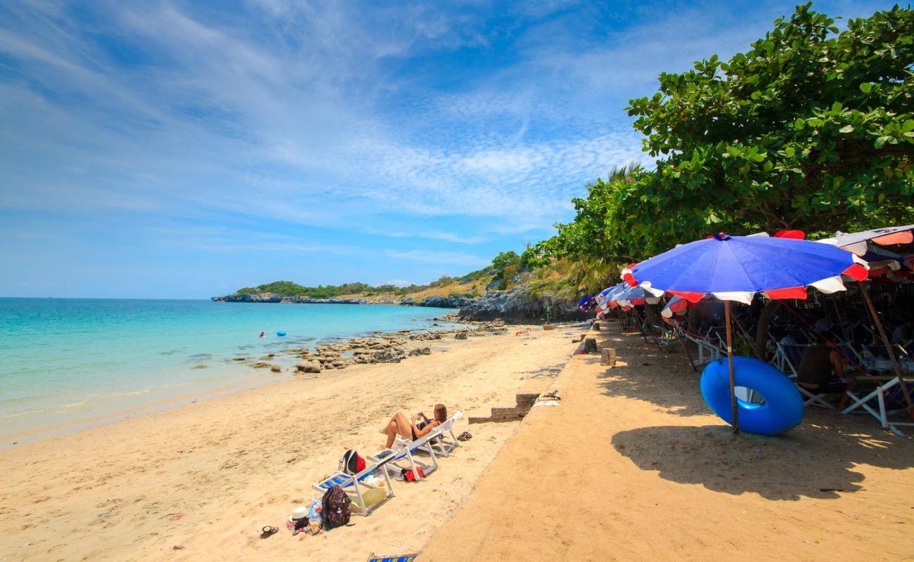 Foto de Tham Phang Beach con arena brillante superficie