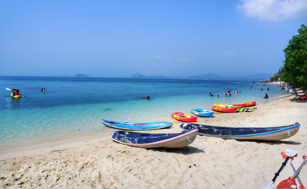 Foto de Ko Kham Beach con arena fina y guijarros superficie