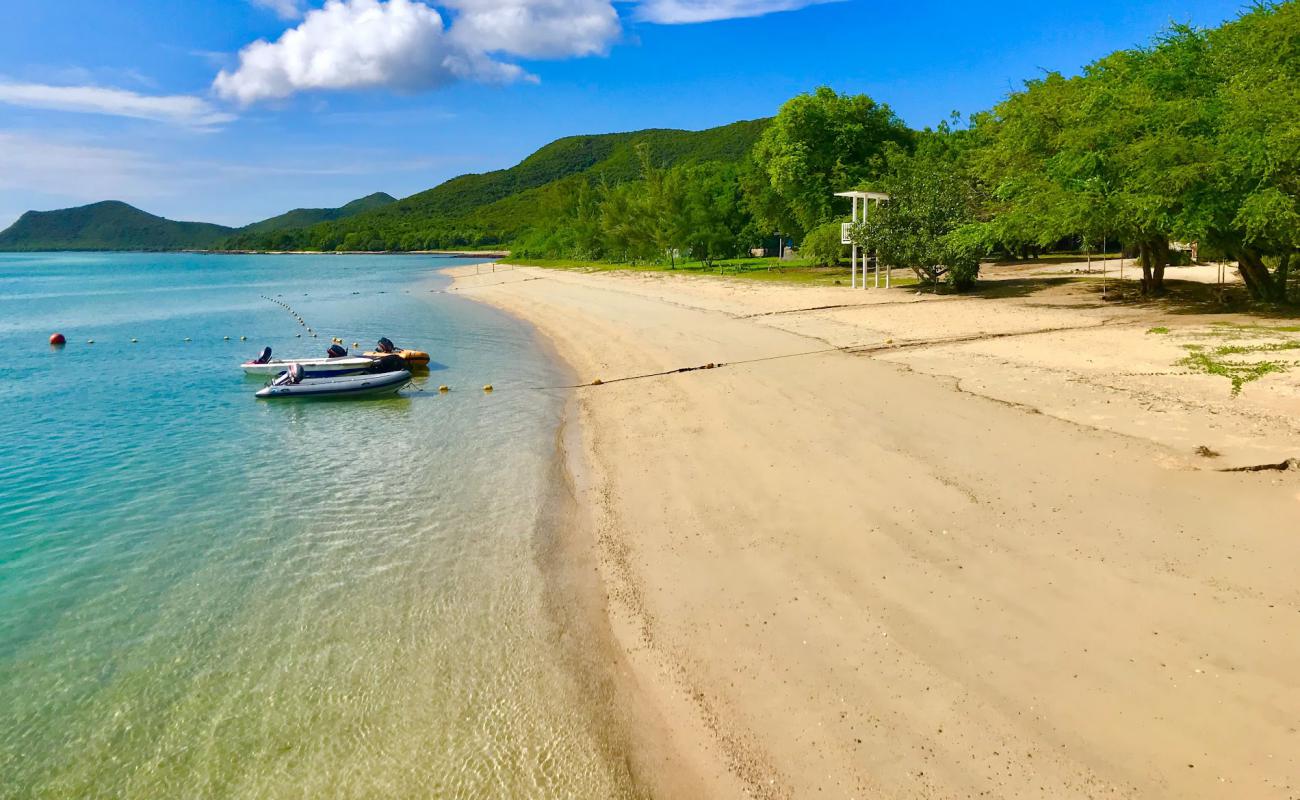 Foto de Tian Beach con arena brillante superficie