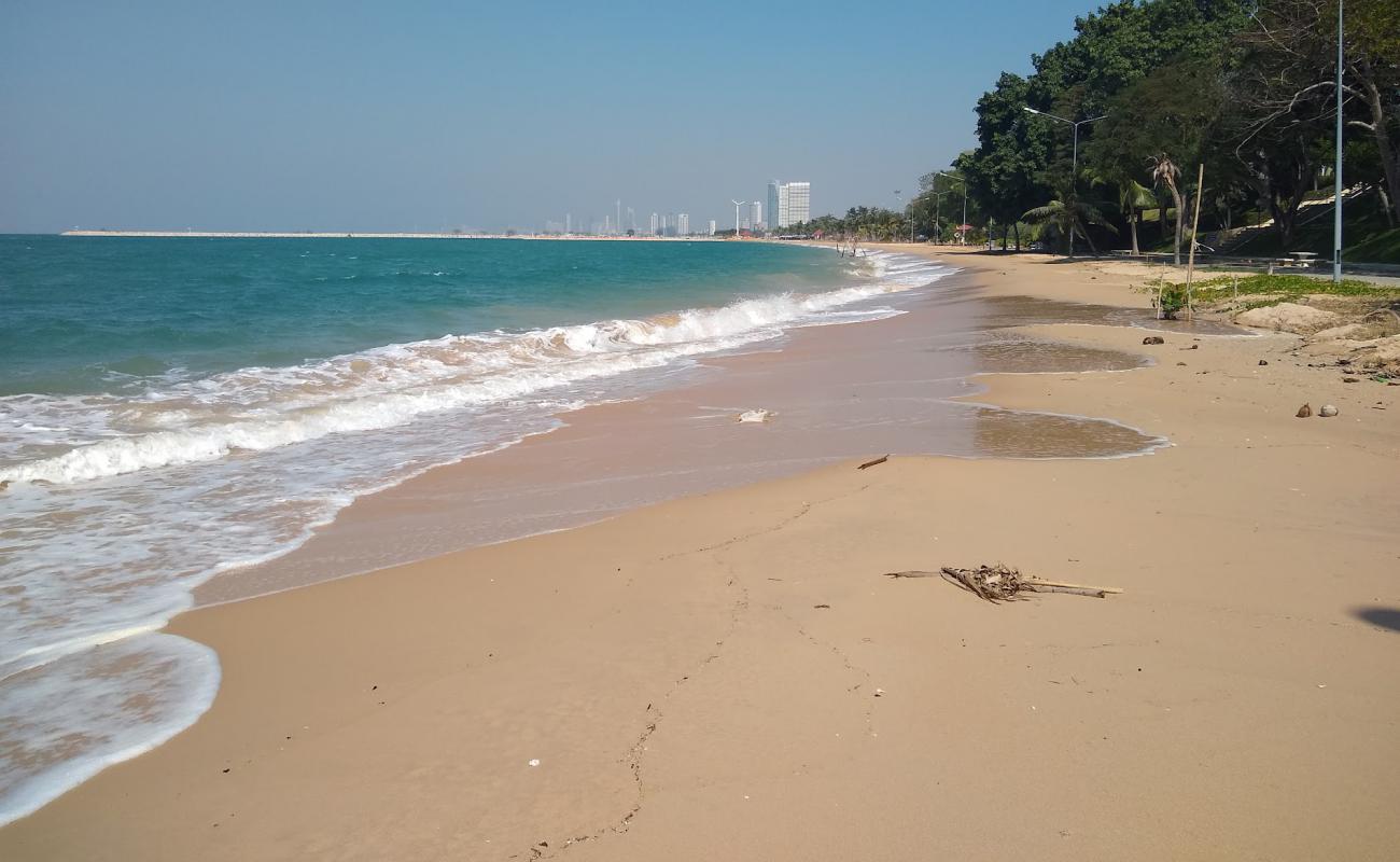 Foto de Ban Amphur Beach con arena brillante superficie