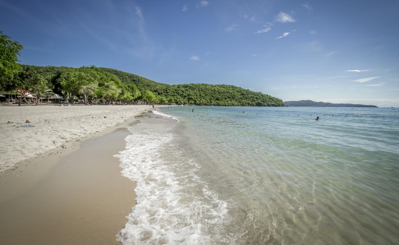 Foto de Playa Sai Kaew con arena fina blanca superficie