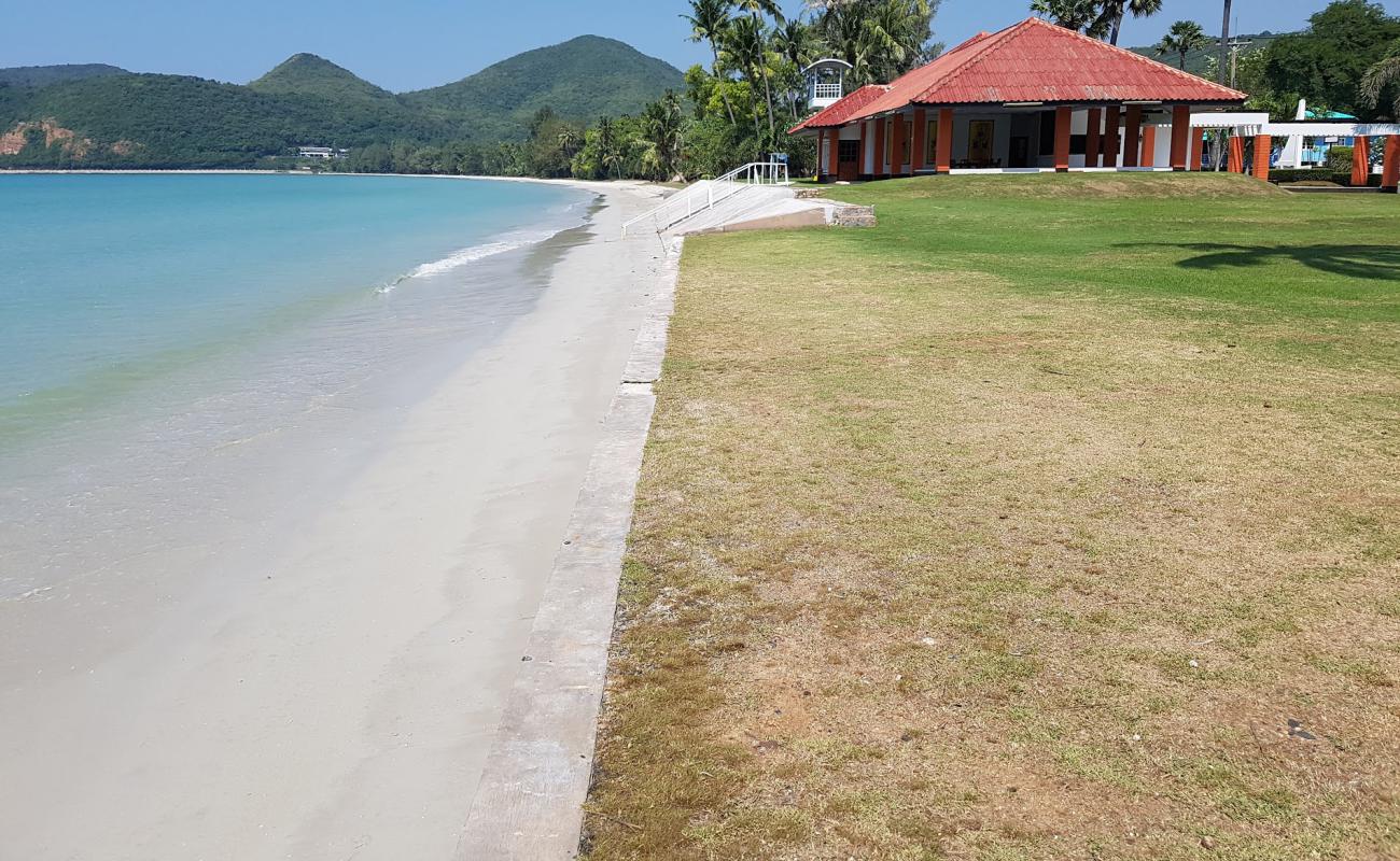 Foto de Toey Ngam Beach con arena brillante superficie