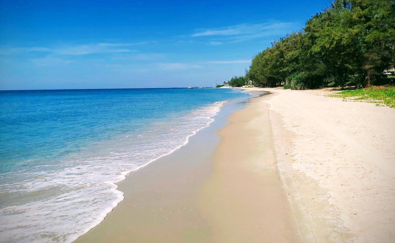 Foto de Mae Ram Phueng Beach con arena brillante superficie