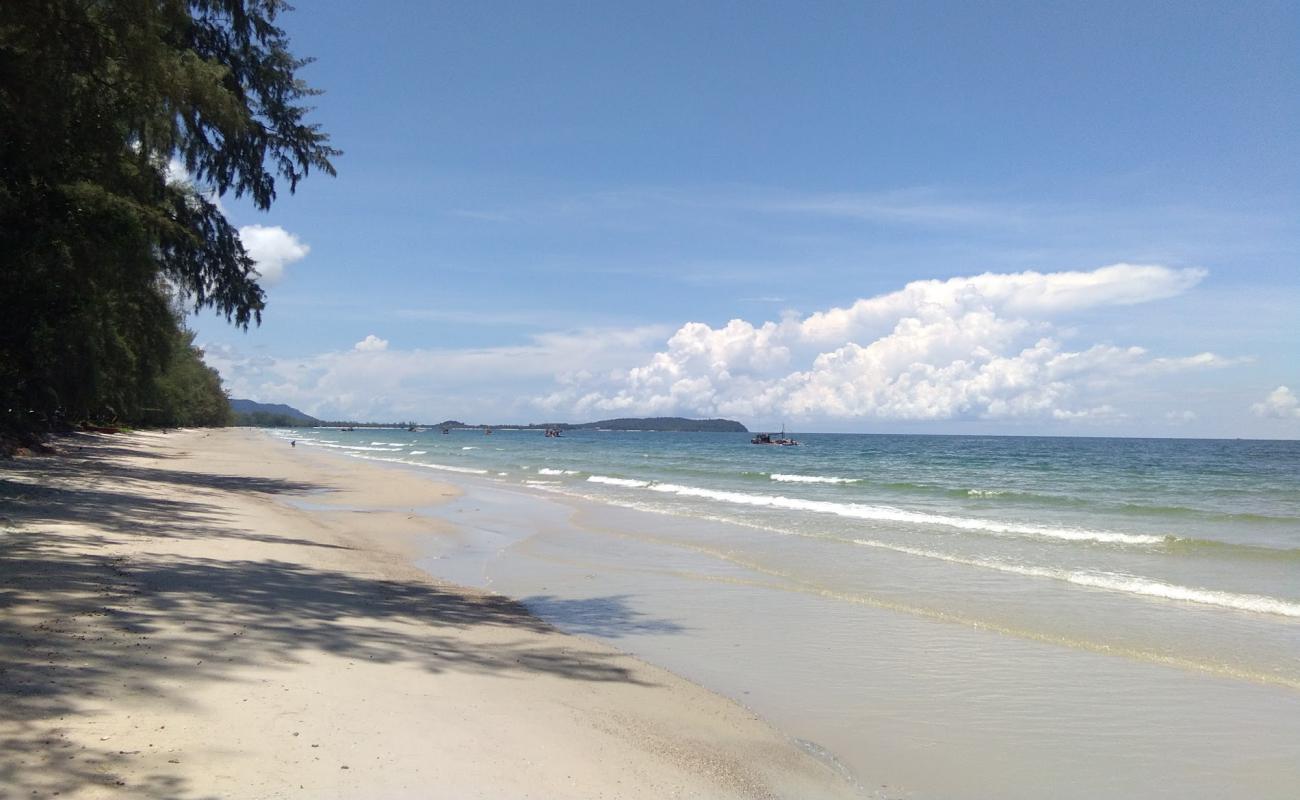 Foto de Hat Ratchakarun beach con arena brillante superficie