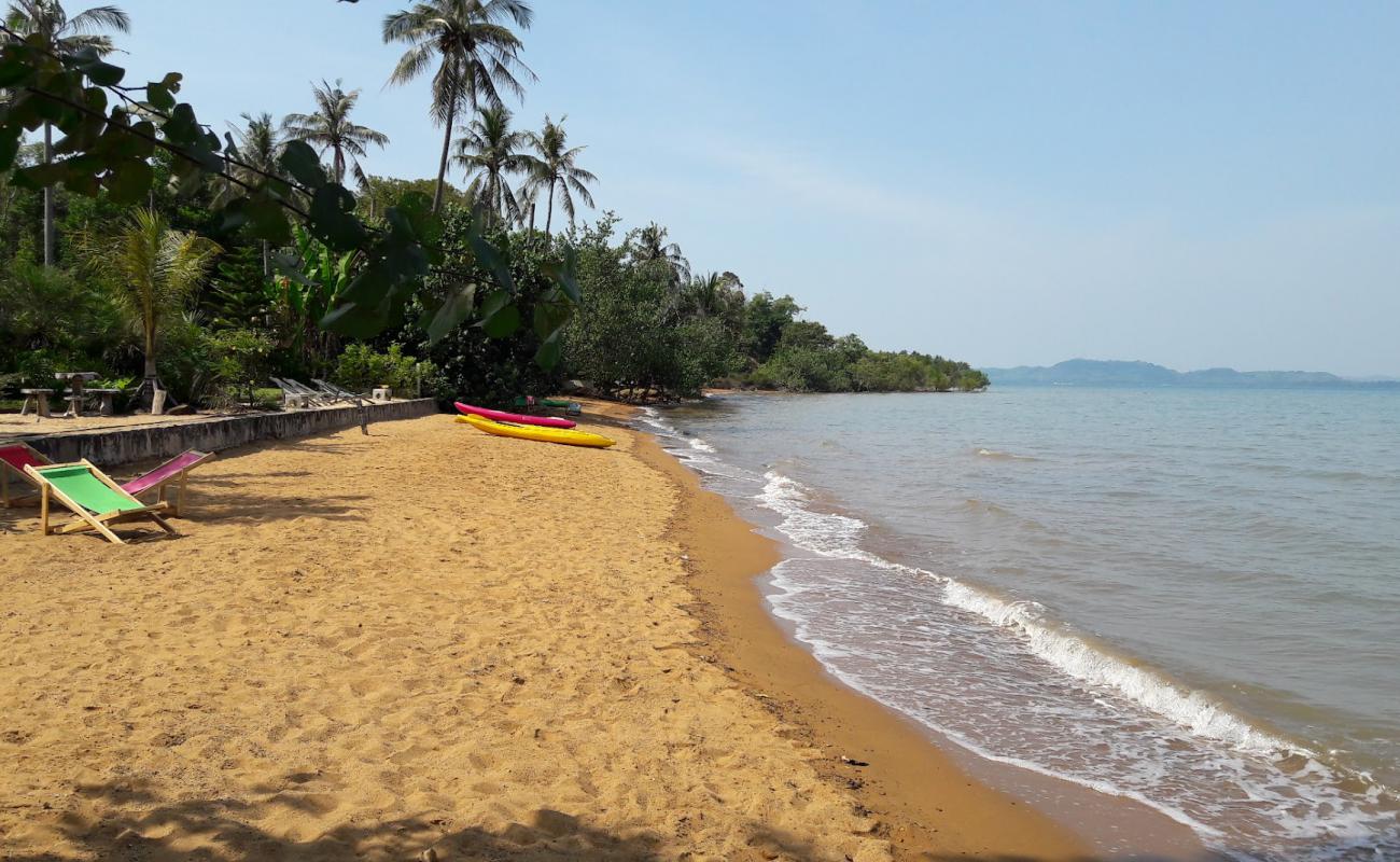 Foto de Ko Chang Beach con arena oscura superficie