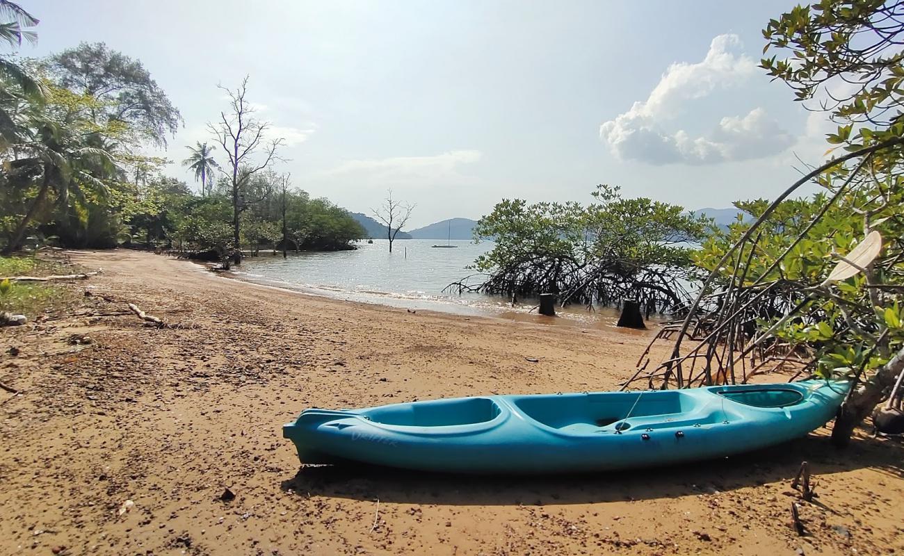 Foto de Journey's Beach con arena oscura superficie