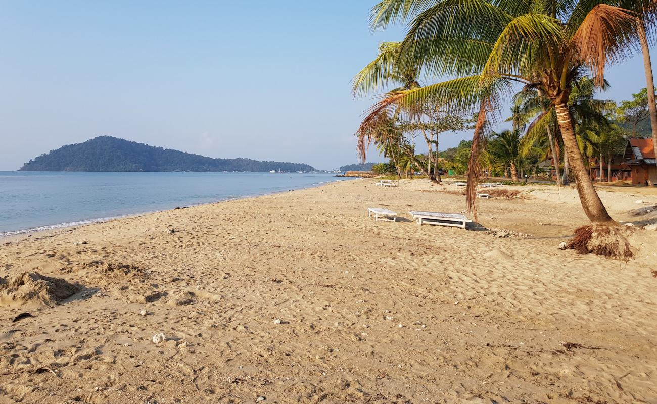 Foto de Koh Chang Beach con arena brillante superficie