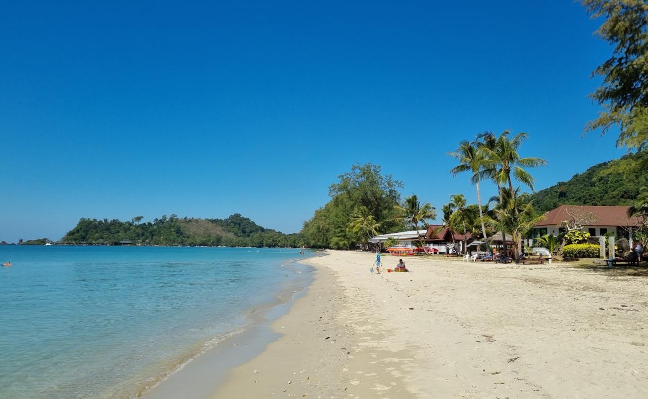 Foto de Klong Prao beach con brillante arena fina superficie