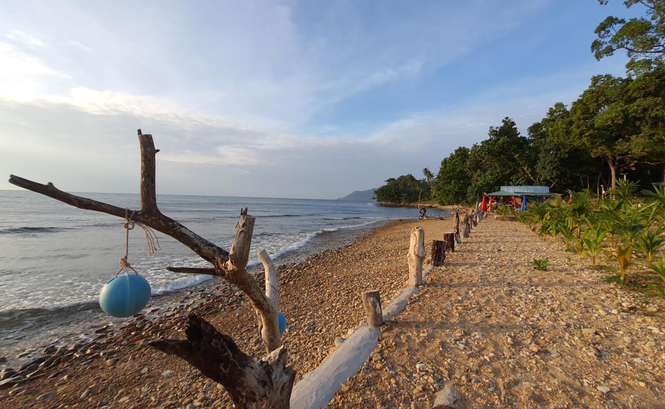 Foto de Khai Mook Beach con arena fina y guijarros superficie