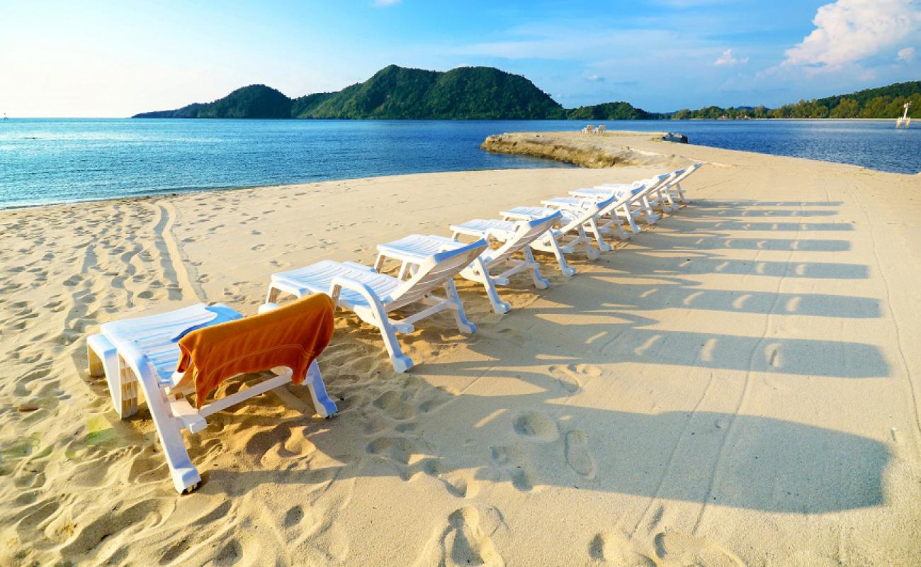 Foto de Playa Aiyapura con arena fina blanca superficie