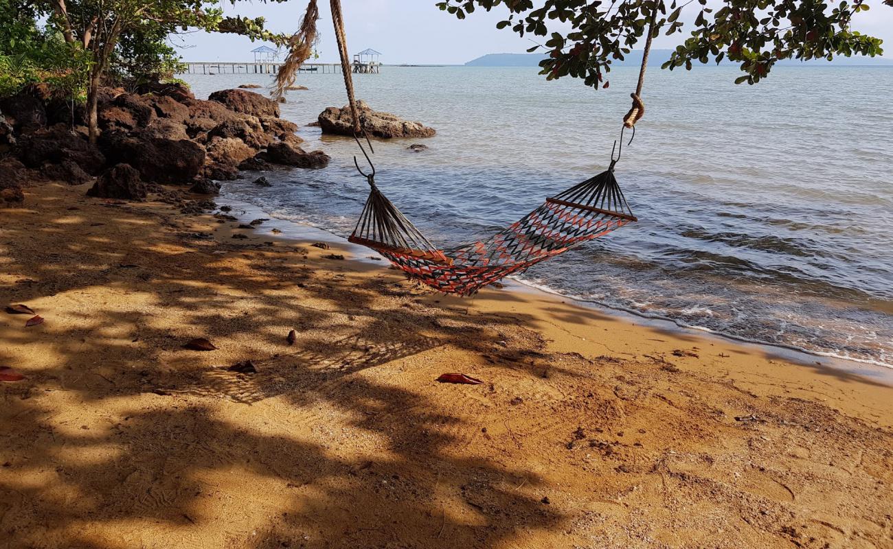 Foto de Koh Mak Buri Hut Beach con arena/piedras marrón superficie