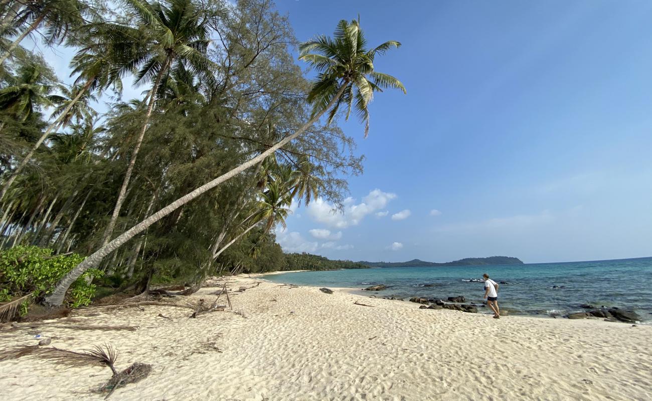 Foto de Ao Tapao Beach con brillante arena fina superficie