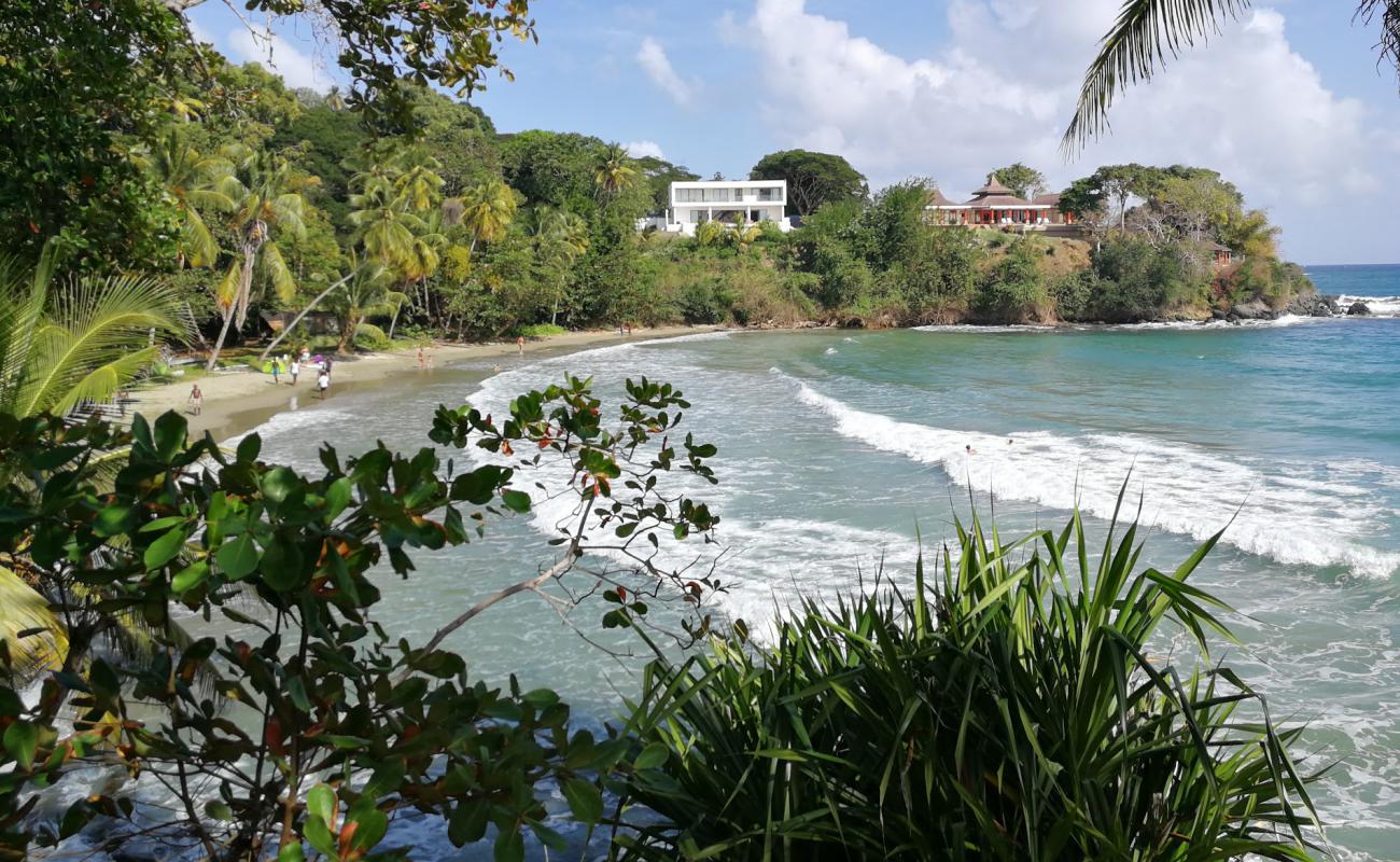 Foto de Bacolet beach con arena oscura superficie