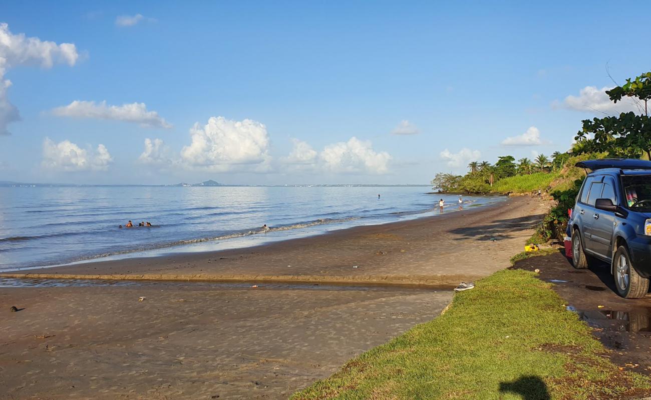 Foto de Carat Shed beach con arena gris superficie