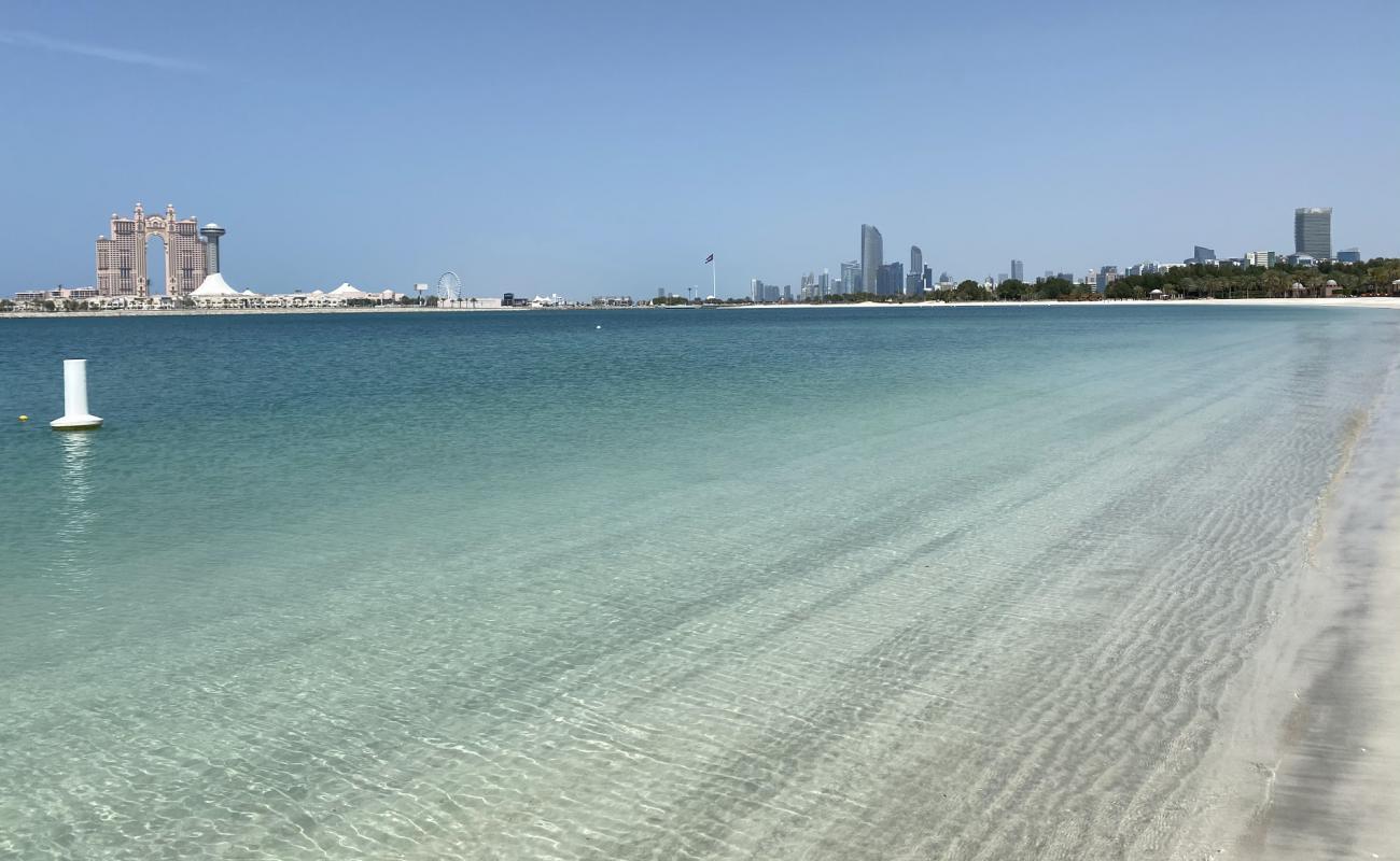 Foto de Playa del Palacio de los Emiratos con arena fina blanca superficie