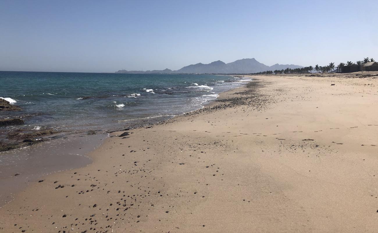 Foto de Faqiat beach con arena fina y guijarros superficie