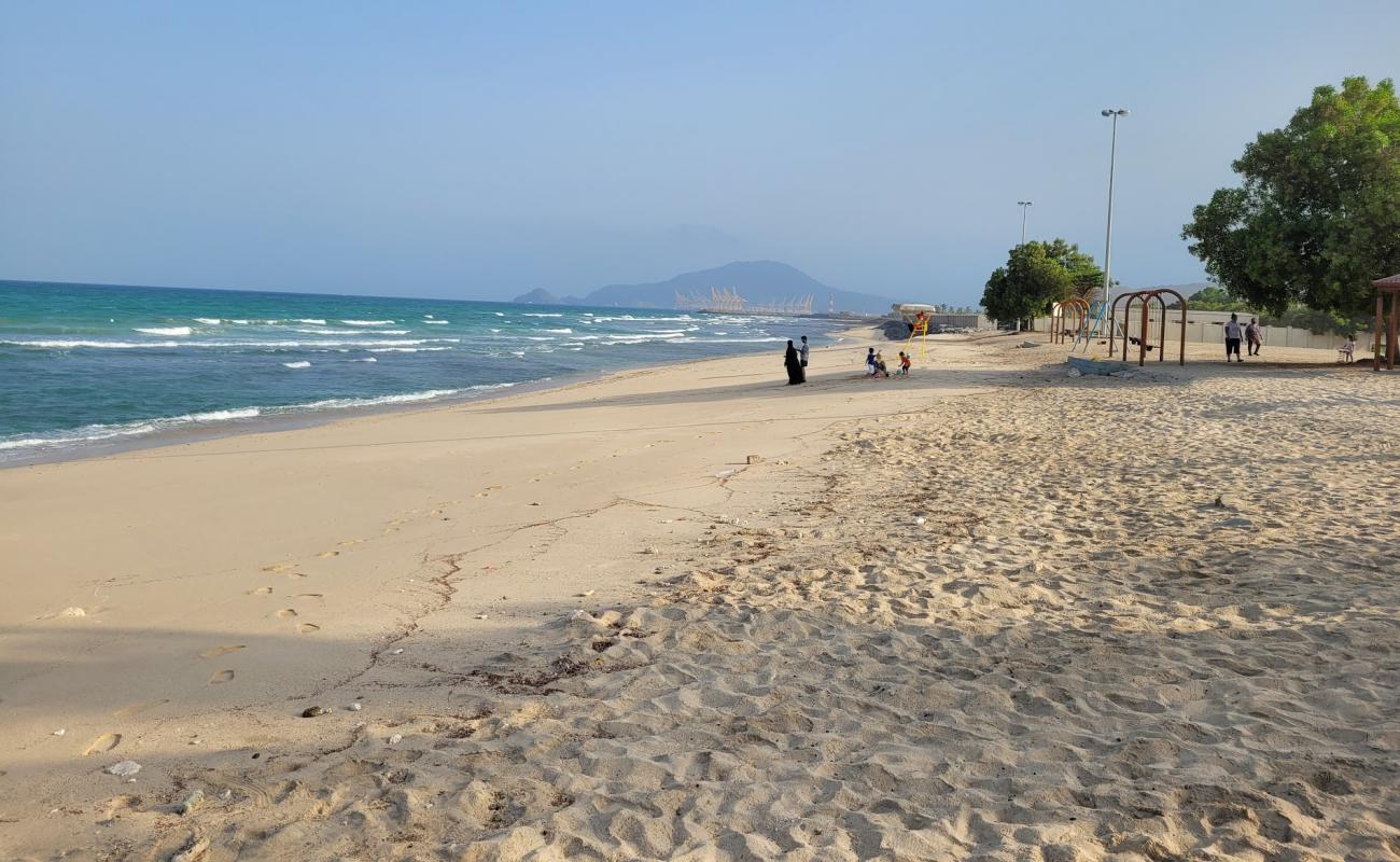 Foto de Zubara Beach con arena brillante superficie