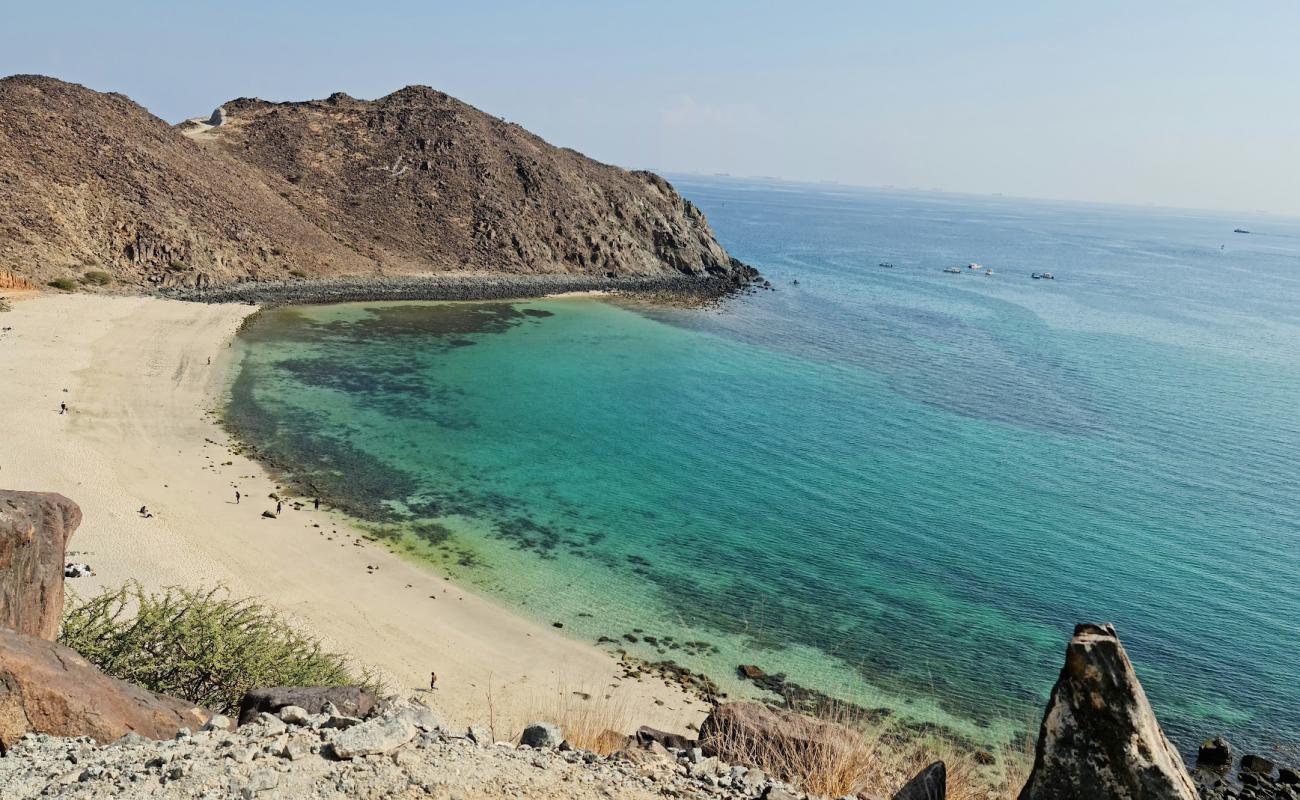 Foto de Khorfakkan Heart Beach con arena brillante superficie