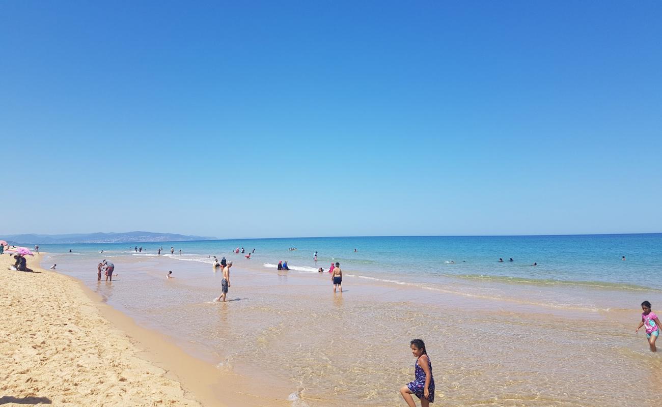 Foto de Zwaraa Beach con arena oscura superficie