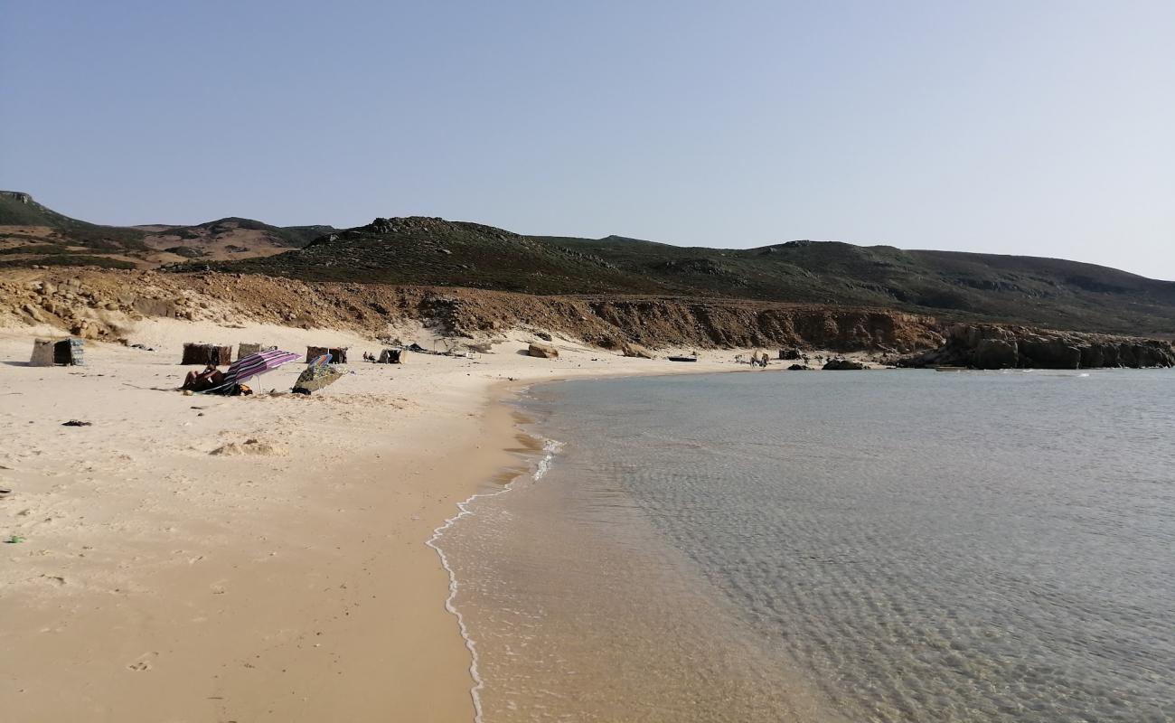 Foto de Marsa Douiba con arena brillante superficie