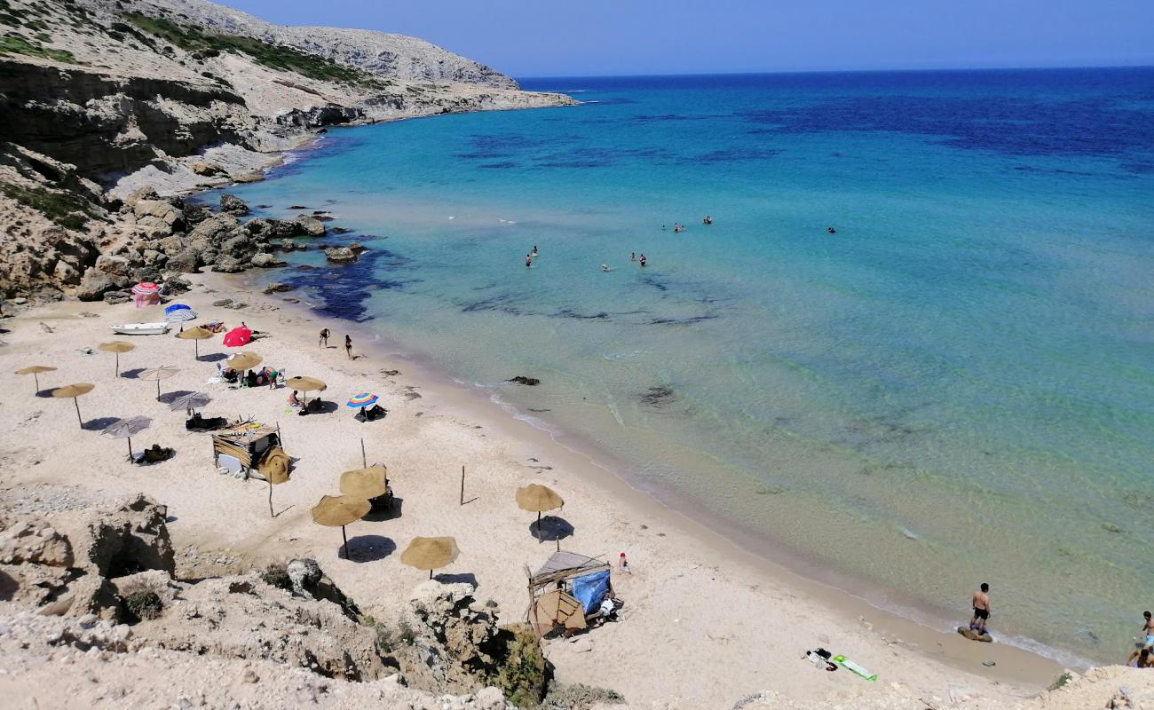 Foto de La Grotte beach con brillante arena fina superficie