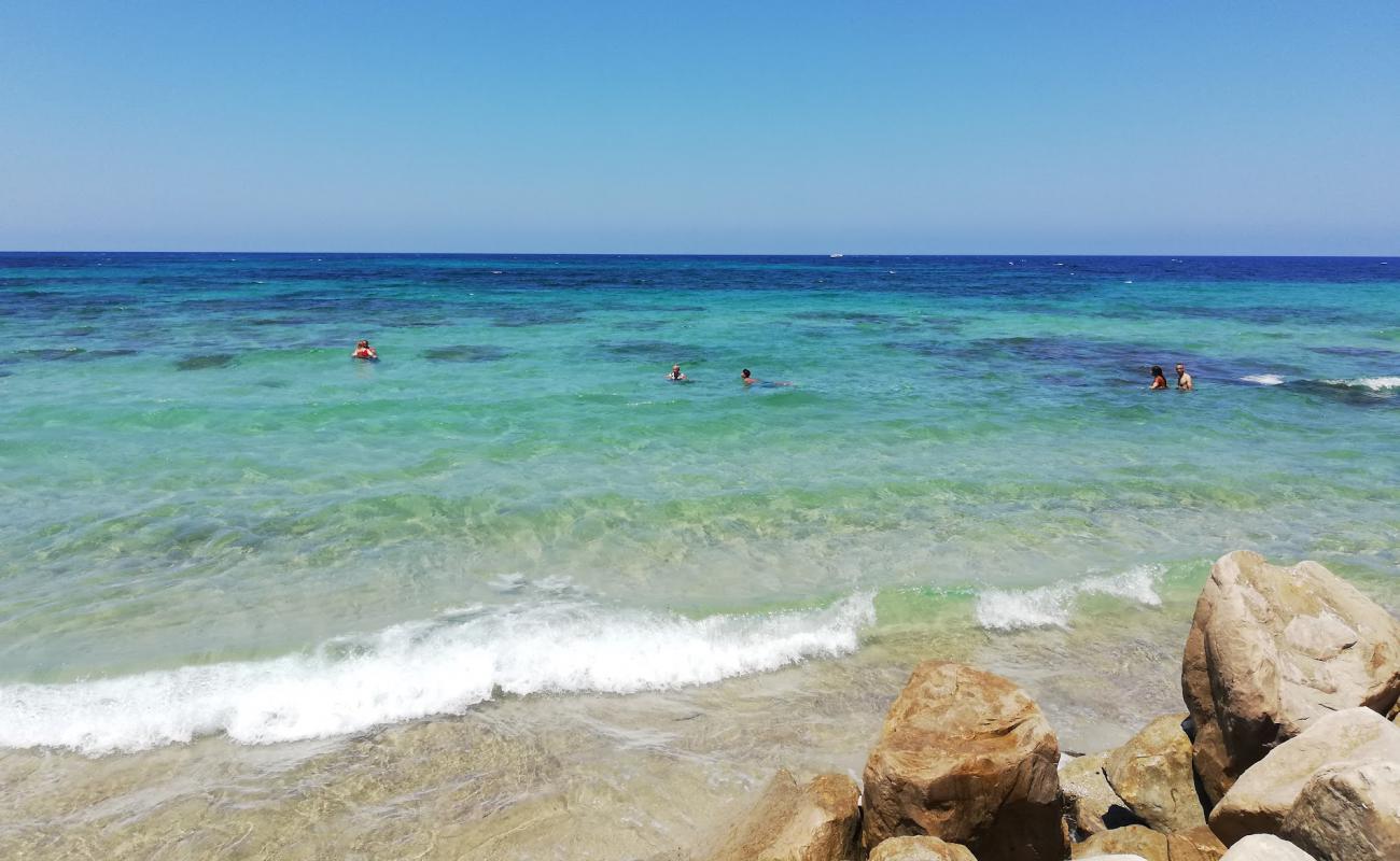 Foto de La Grotte beach II con arena brillante superficie