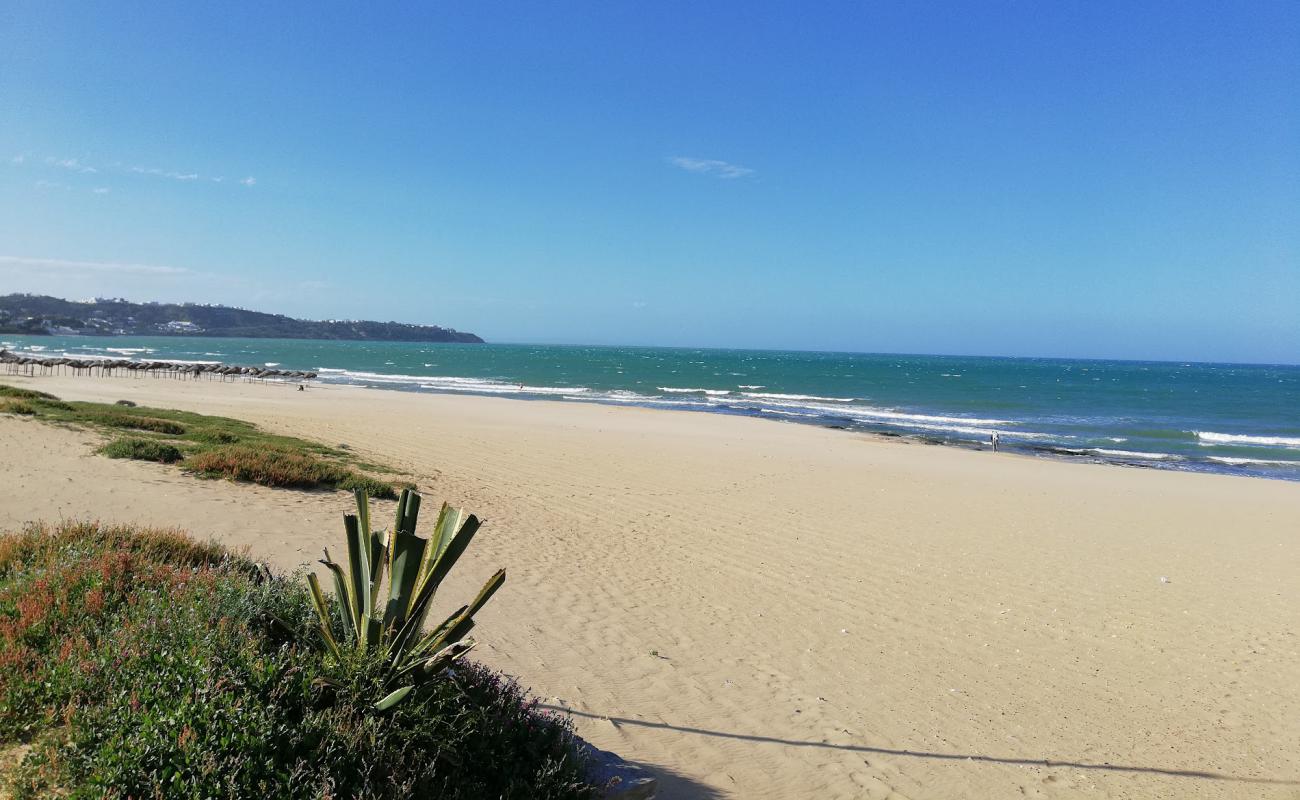 Foto de Plage de La Marsa con brillante arena fina superficie