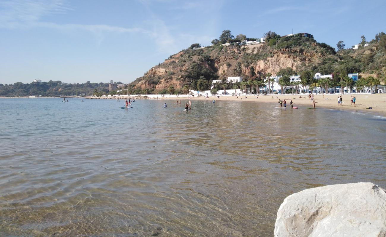 Foto de Sidi Bou Said Beach con arena brillante superficie