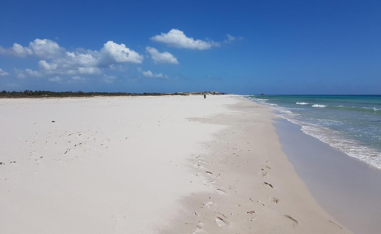 Foto de Plage Sidi Mansour con brillante arena fina superficie