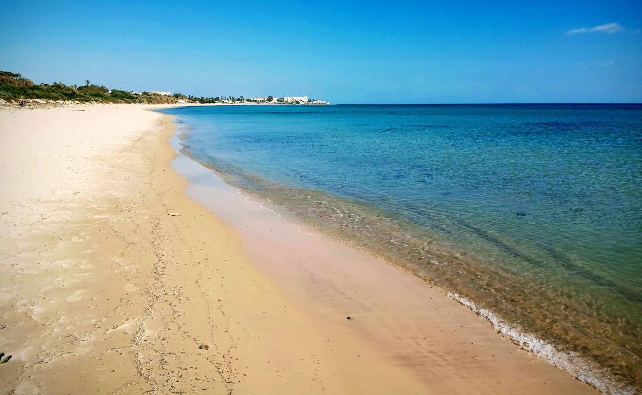 Foto de Plage Sidi Mahrsi con arena brillante superficie