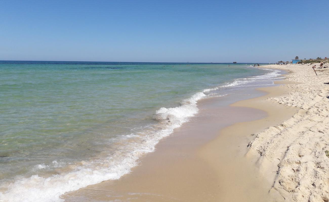 Foto de El Menchia beach con arena fina blanca superficie