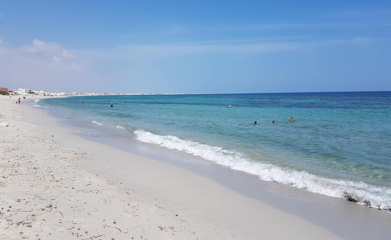 Foto de Plage Salakta con arena blanca superficie