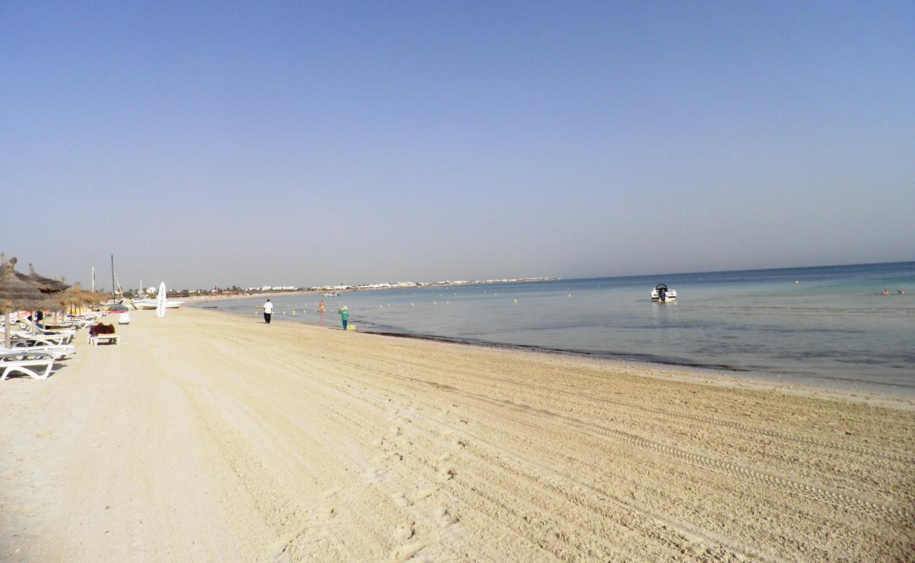 Foto de Plage Dar Djerba con arena blanca superficie