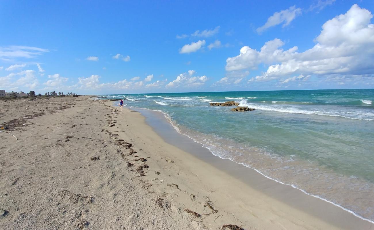 Foto de Al Batwar beach con arena blanca superficie