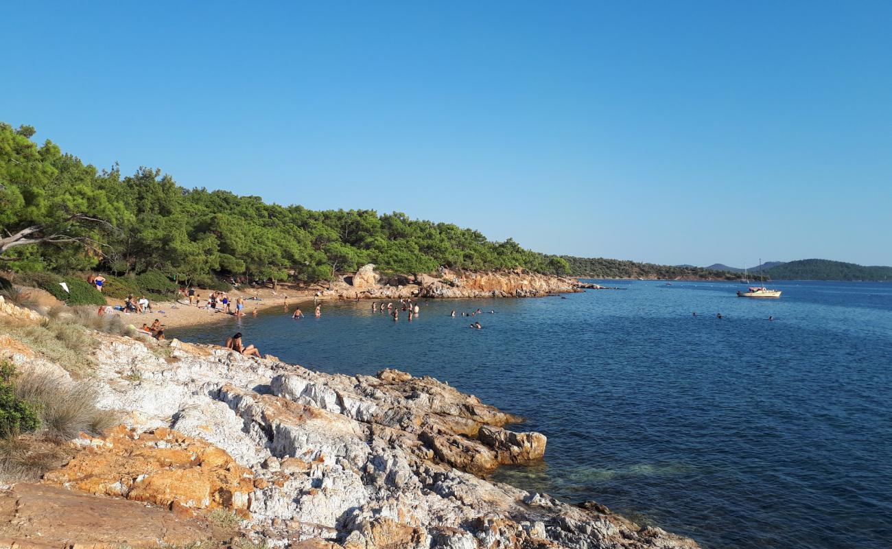 Foto de Kirmizikuyu Cd. beach con arena fina y guijarros superficie