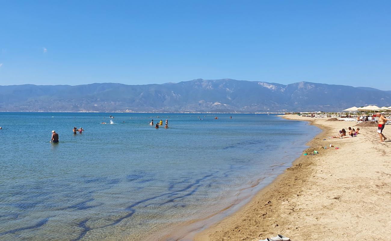 Foto de Denetko beach con arena brillante superficie