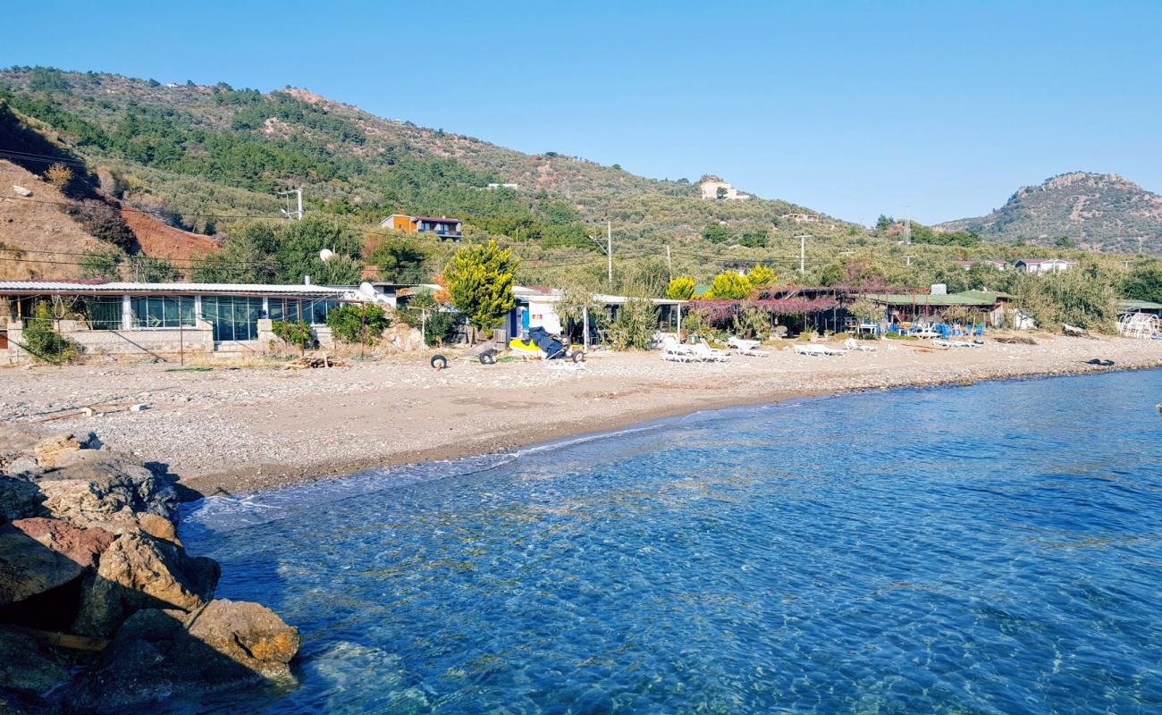 Foto de Yahya beach con arena fina y guijarros superficie