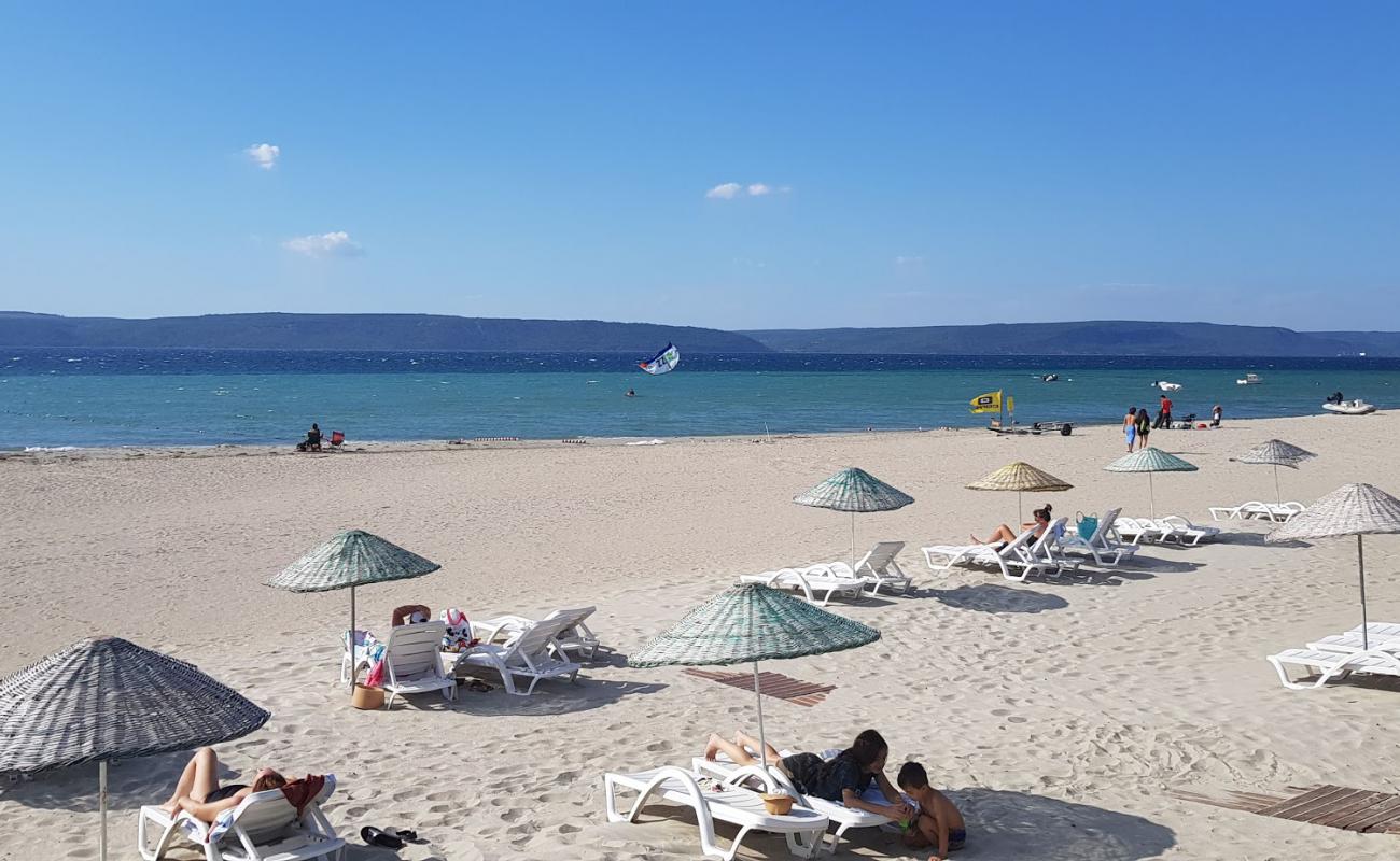 Foto de Playa Pública de Canakkale II con brillante arena fina superficie