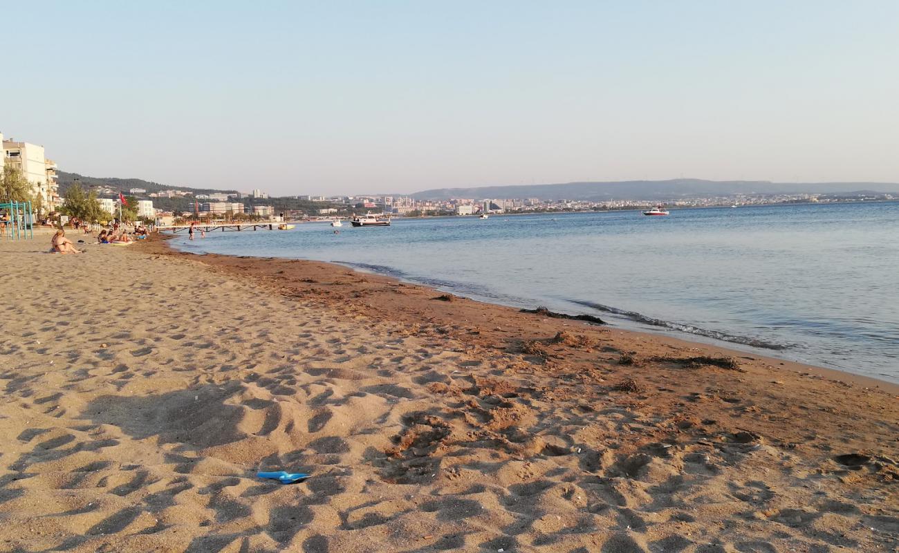 Foto de Yeni Kordon beach con arena brillante superficie