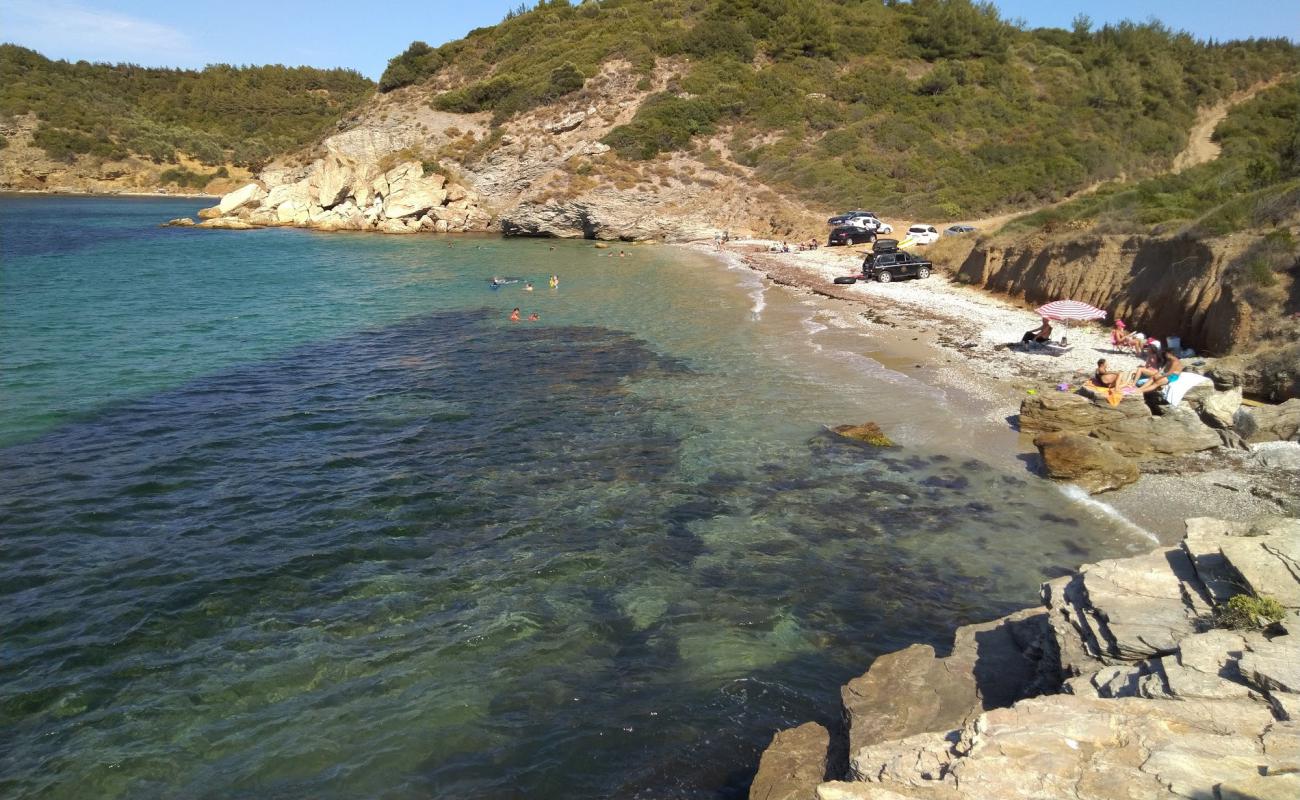 Foto de Akcaylar Bay con guijarro blanco superficie