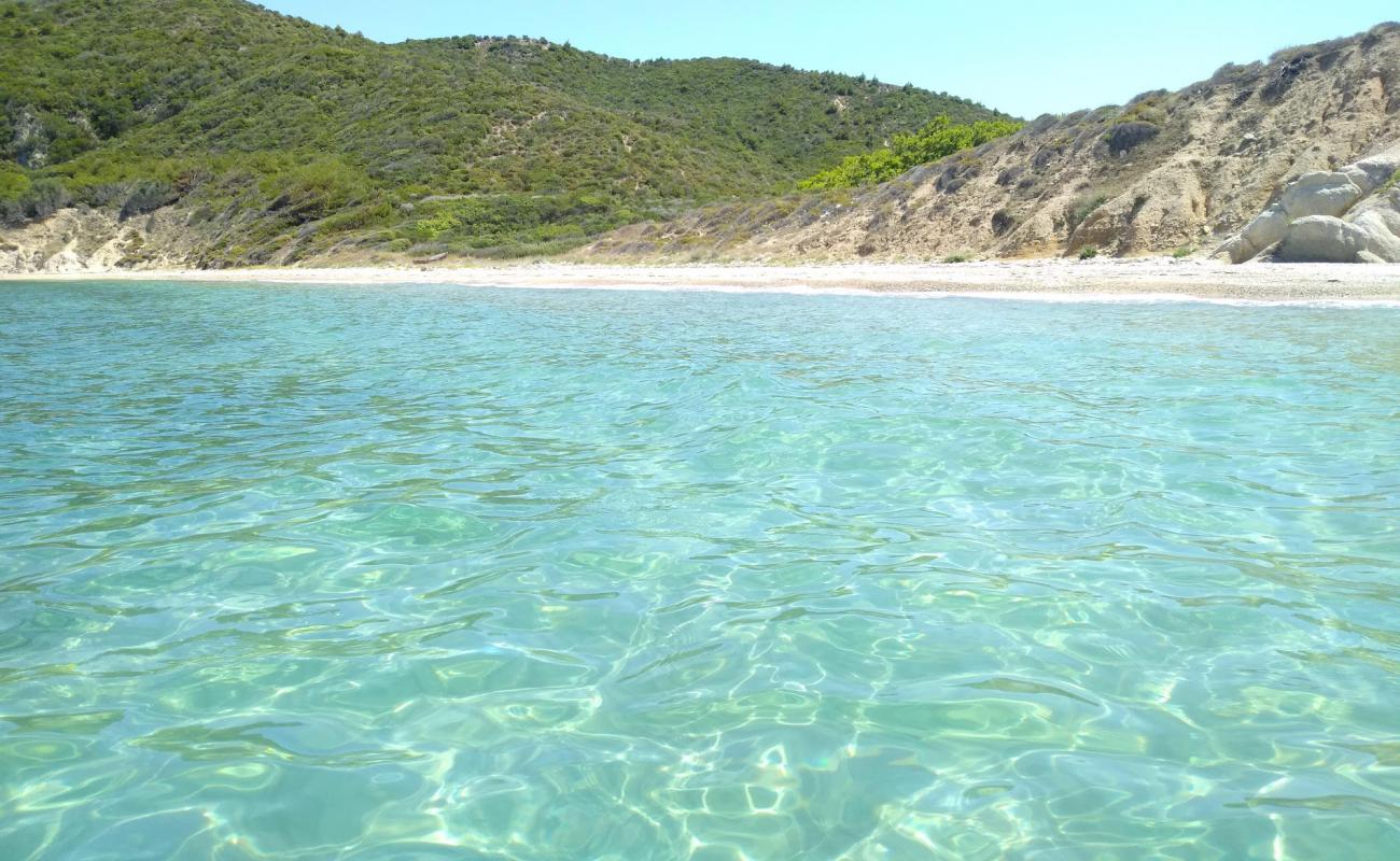 Foto de Karabiga beach con guijarro fino claro superficie