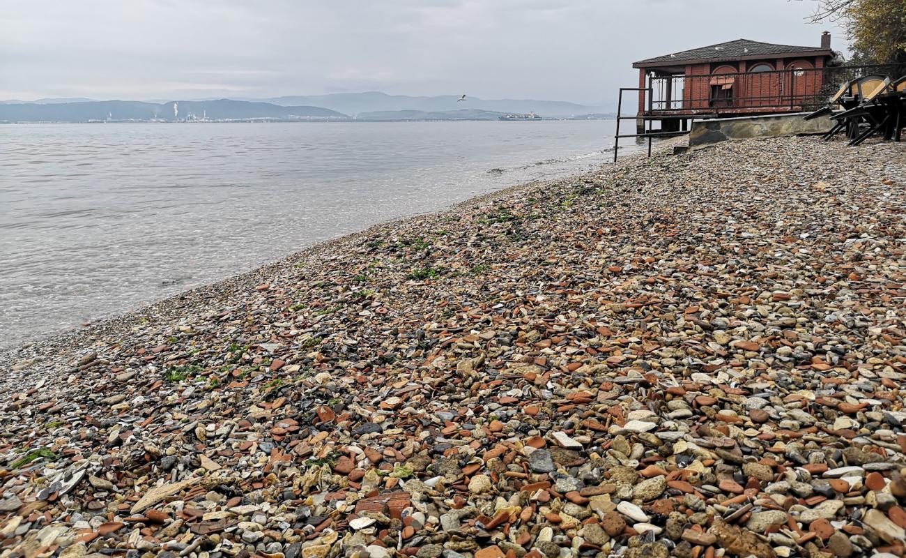 Foto de Darica beach II con guijarro oscuro superficie