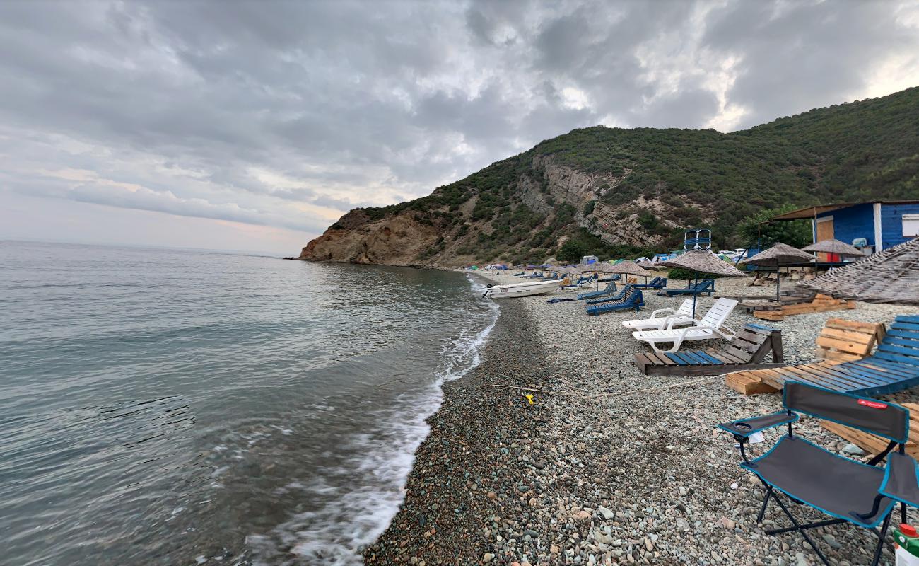 Foto de Komur Limani beach respaldado por acantilados