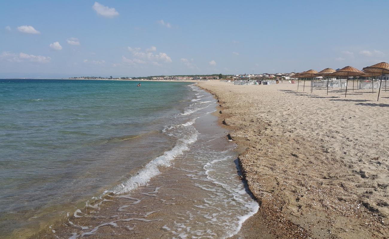 Foto de Enez wild beach con arena brillante superficie