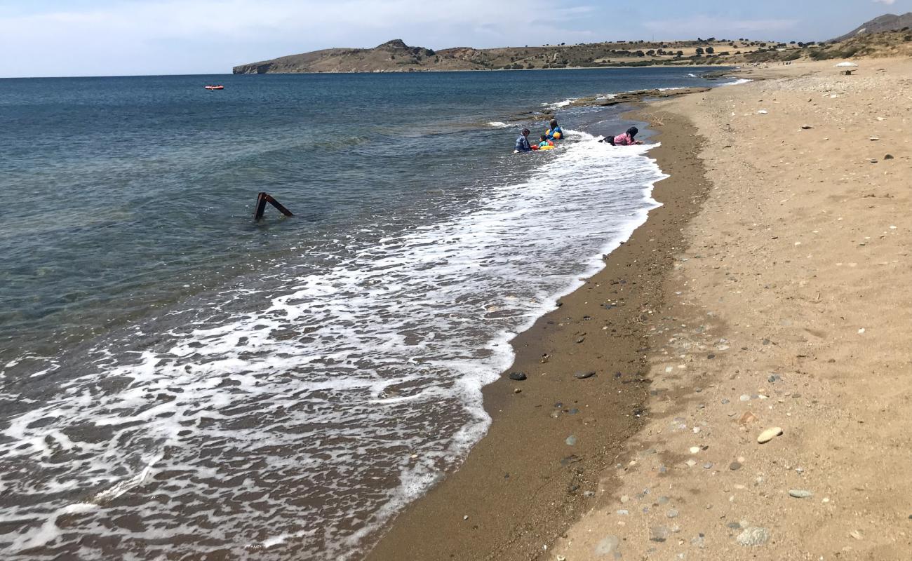 Foto de Kapikaya beach con arena/guijarros negro superficie