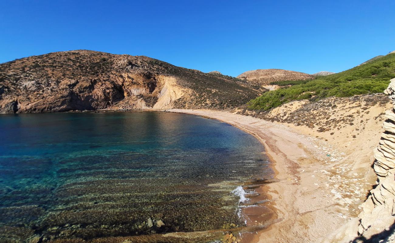 Foto de Gizli Liman con arena brillante y rocas superficie