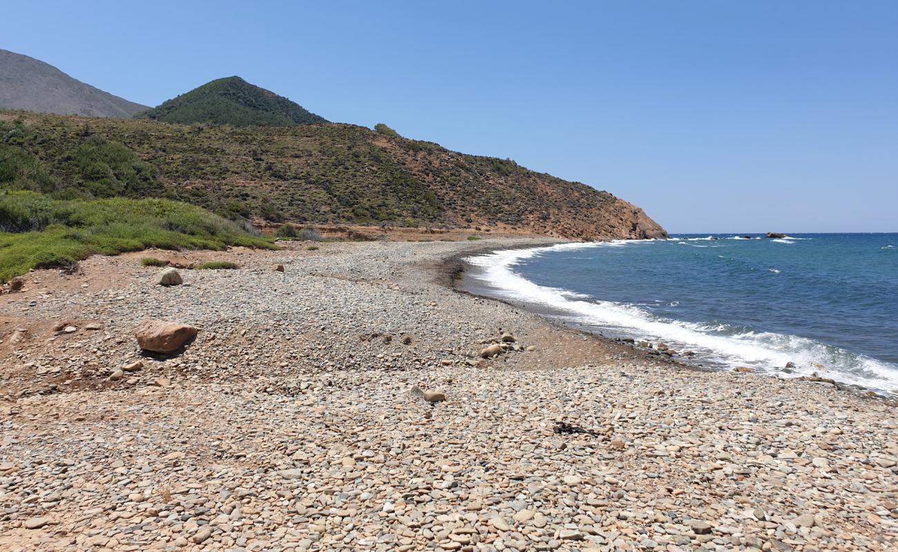 Foto de Marmaros Plaji con arena brillante y rocas superficie