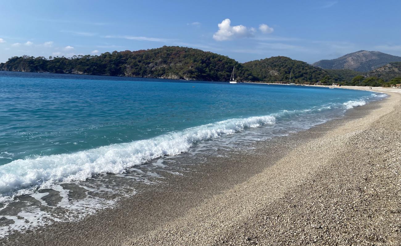 Foto de Playa de Oludeniz con guijarro fino claro superficie