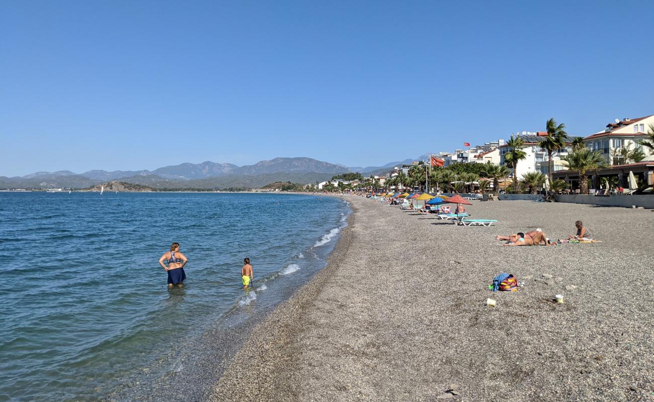 Foto de Playa de Calis con guijarro fino gris superficie